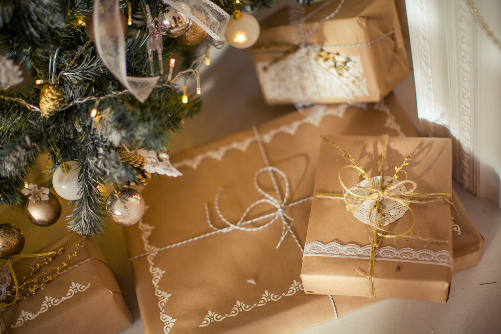 Golden Christmas decorations with large details and a beautiful matching presents